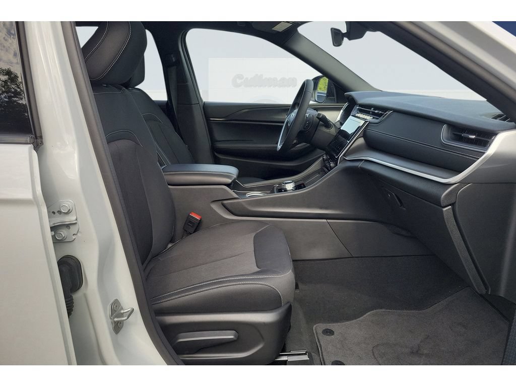 Used 2025 Jeep Grand Cherokee Laredo X AWD/4WD image 19