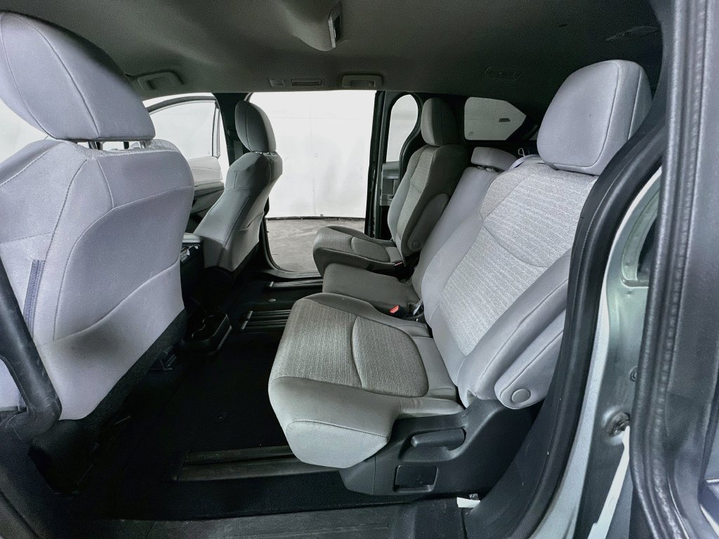Used 2025 Toyota Sienna LE FWD image 17