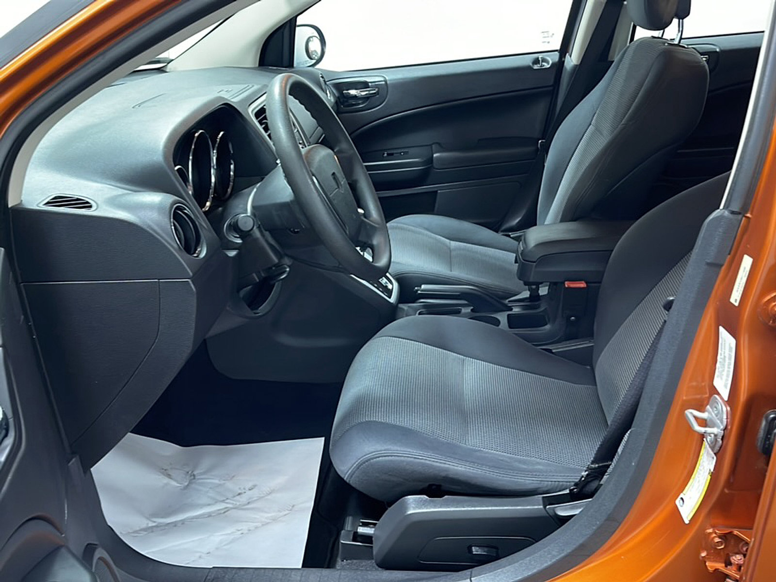 Used 2011 Dodge Caliber Mainstreet FWD image 2