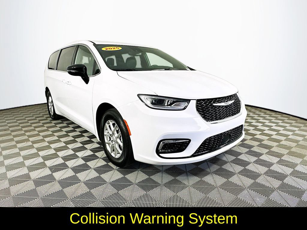 Used 2025 Chrysler Pacifica Select FWD image 3