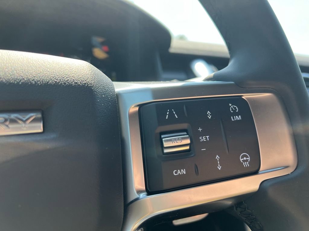 New 2026 Land Rover Discovery Dynamic SE image 13