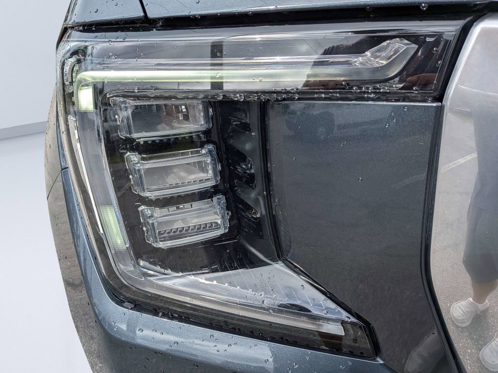 Used 2021 GMC Yukon XL Denali w/ Denali Premium Package image 9