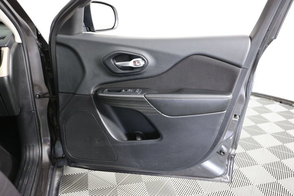 Used 2014 Jeep Cherokee Latitude FWD image 25