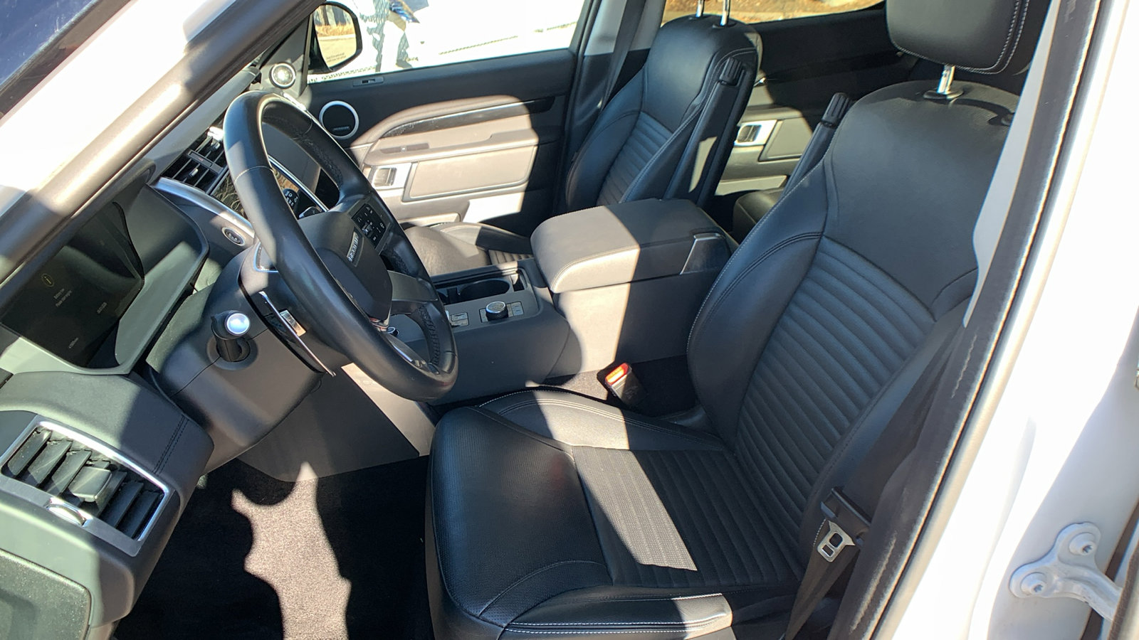 Used 2024 Land Rover Discovery S image 12