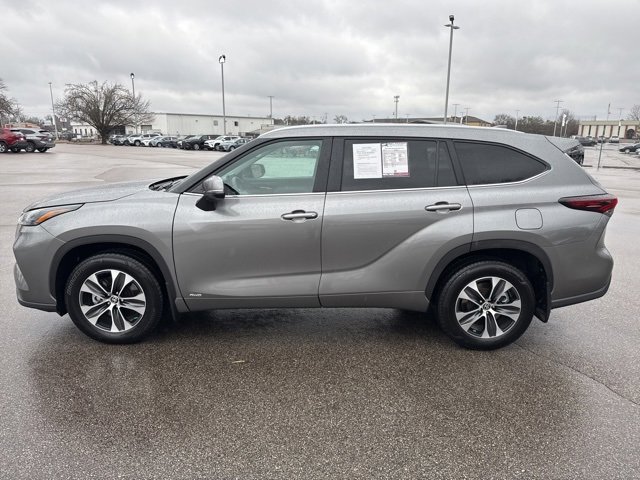 Used 2025 Toyota Highlander XLE image 2