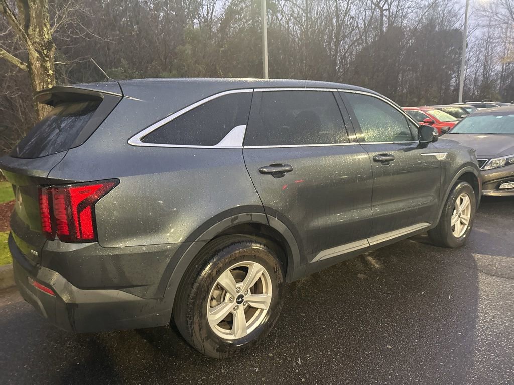 Used 2023 Kia Sorento LX image 4