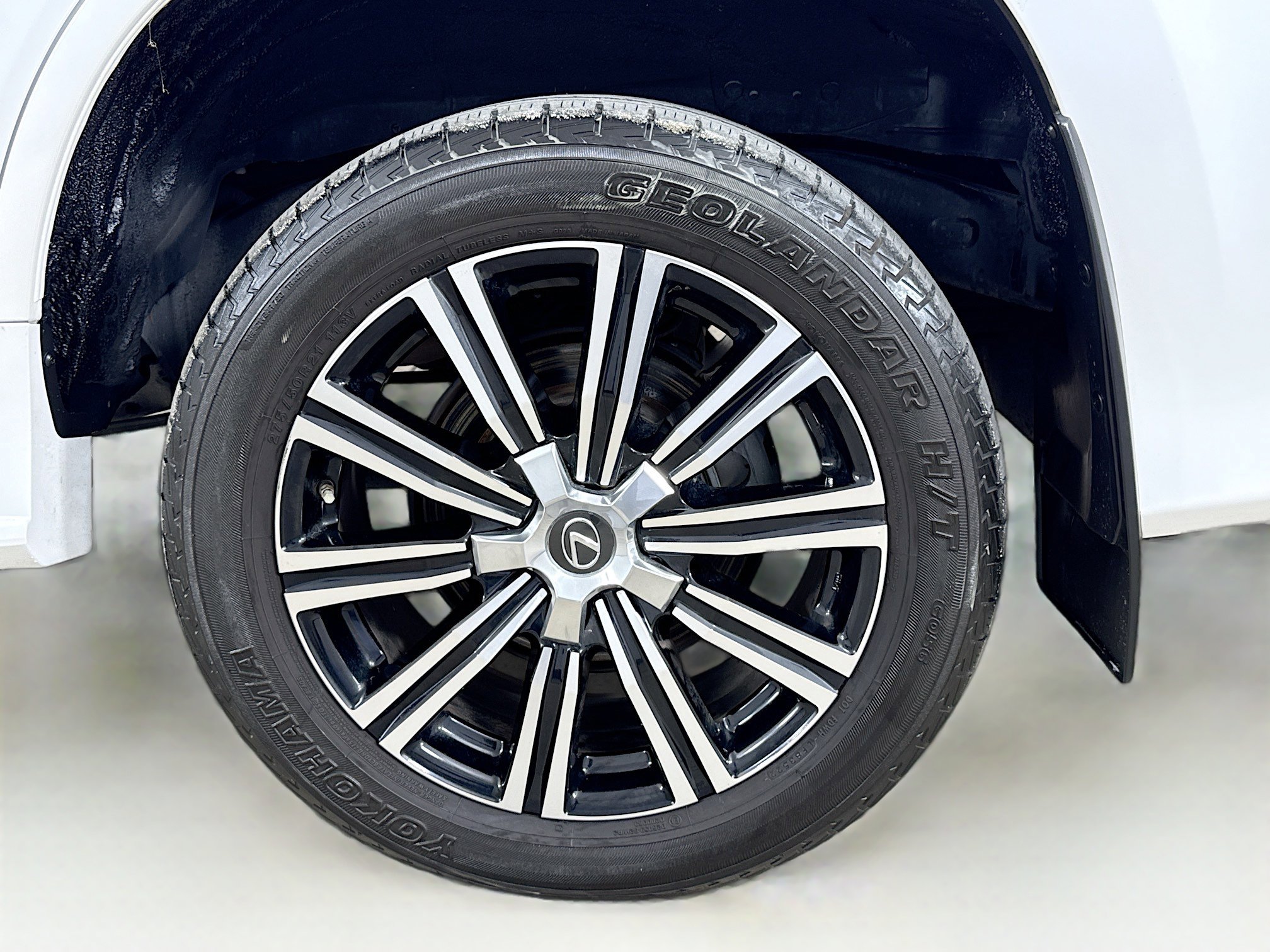 Used 2020 Lexus LX 570 4WD w/ 3rd Row & Luxury Pkg image 35