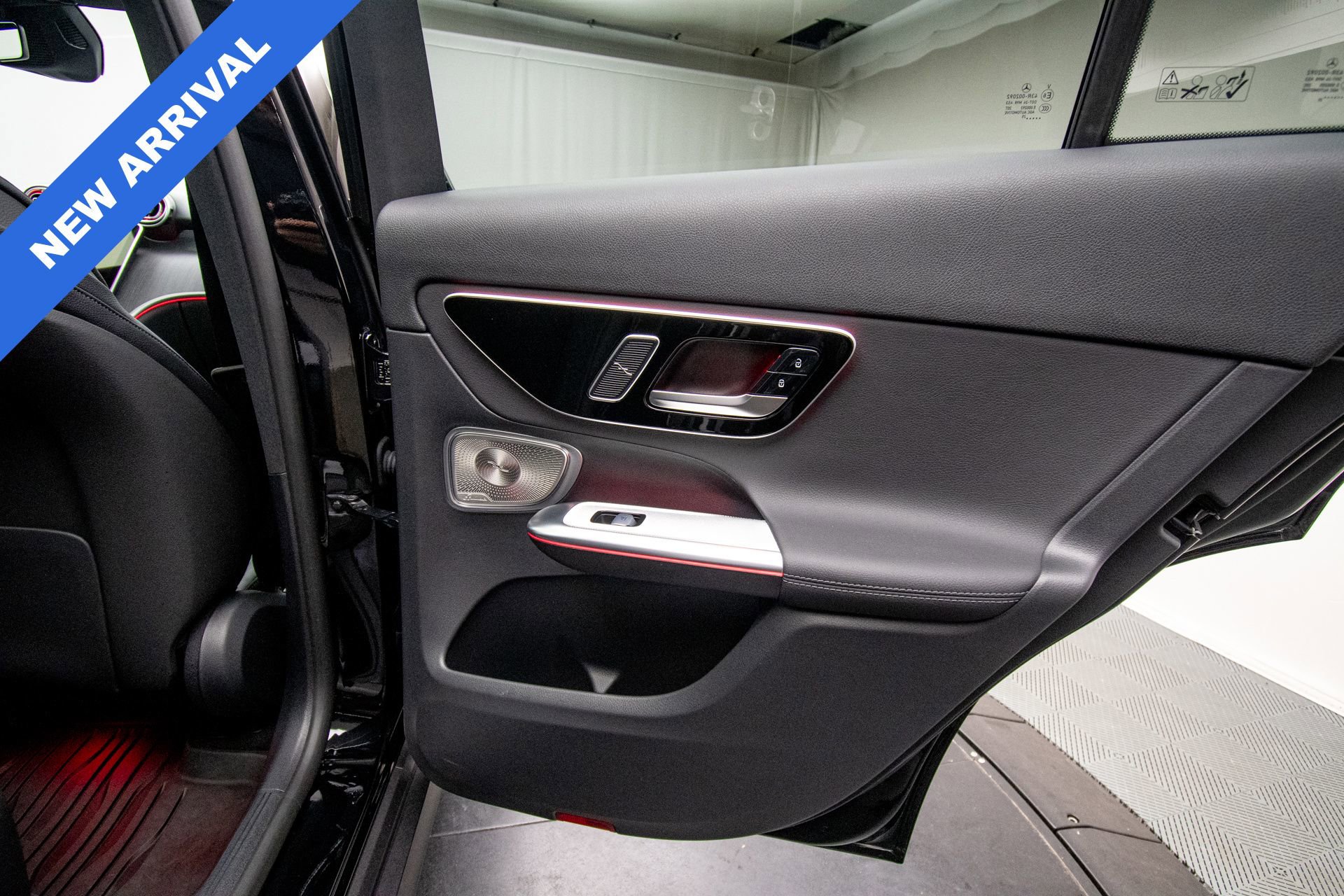 Used 2025 Mercedes-Benz GLC 300 4MATIC image 38