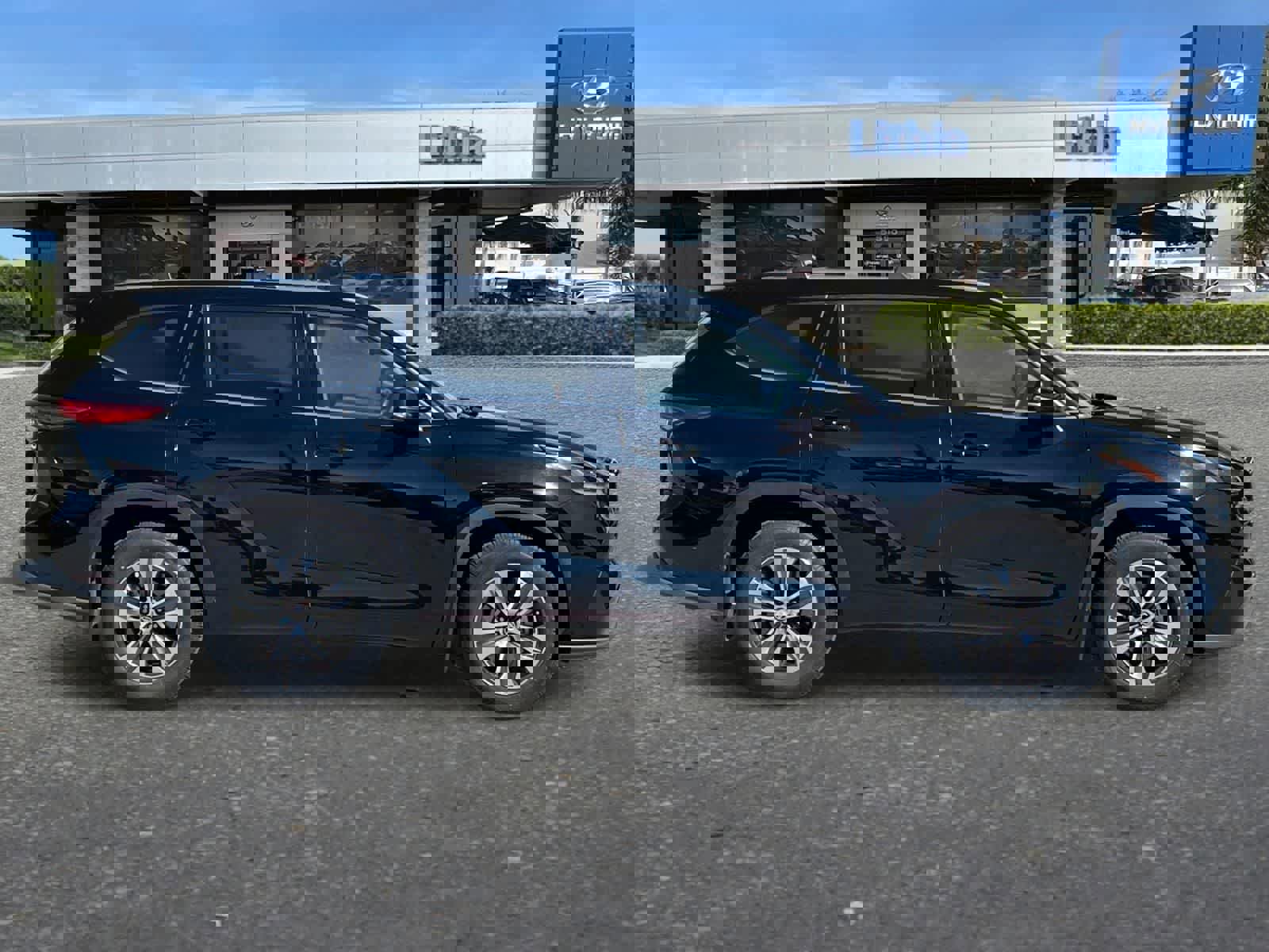 Used 2021 Toyota Highlander XLE image 9