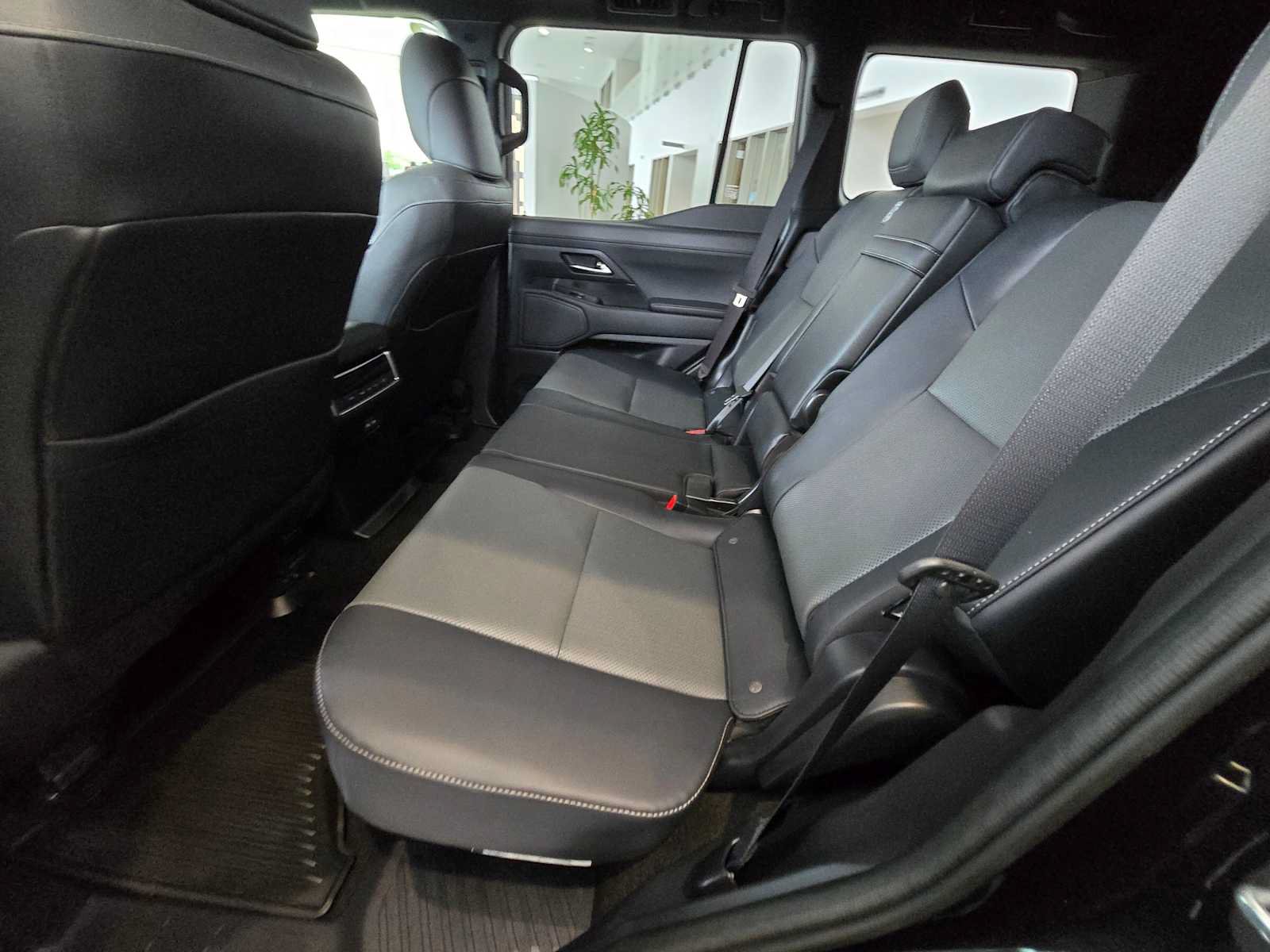 Used 2024 Lexus GX 550 w/ Cold Area Package AWD/4WD image 19