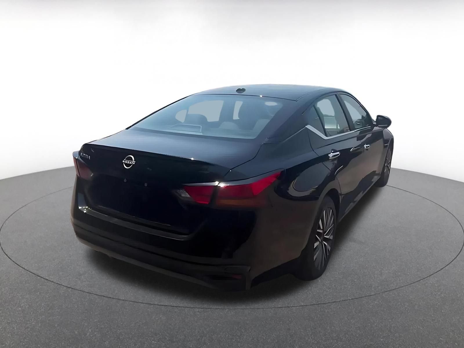 Used 2025 Nissan Altima 2.5 SV FWD image 12