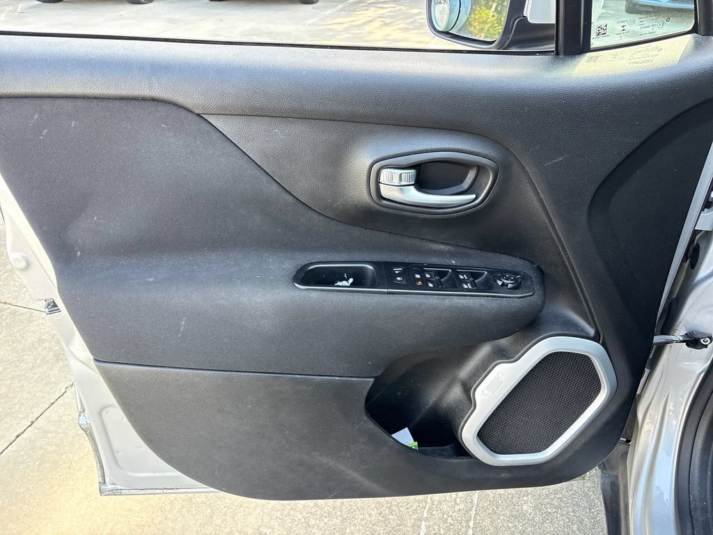 Used 2018 Jeep Renegade Latitude FWD image 15