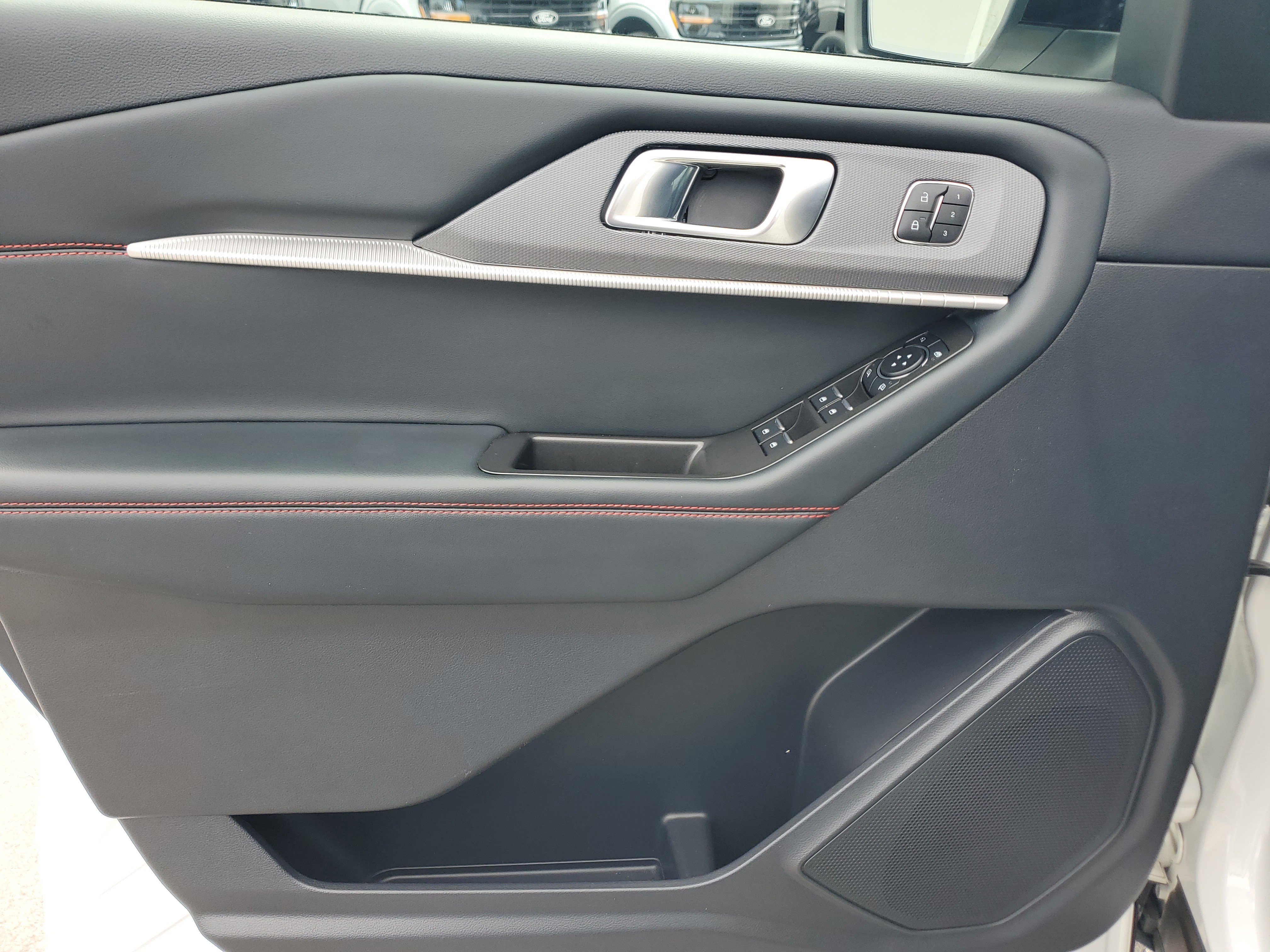 Used 2025 Ford Explorer ST-Line w/ Premium Package image 27