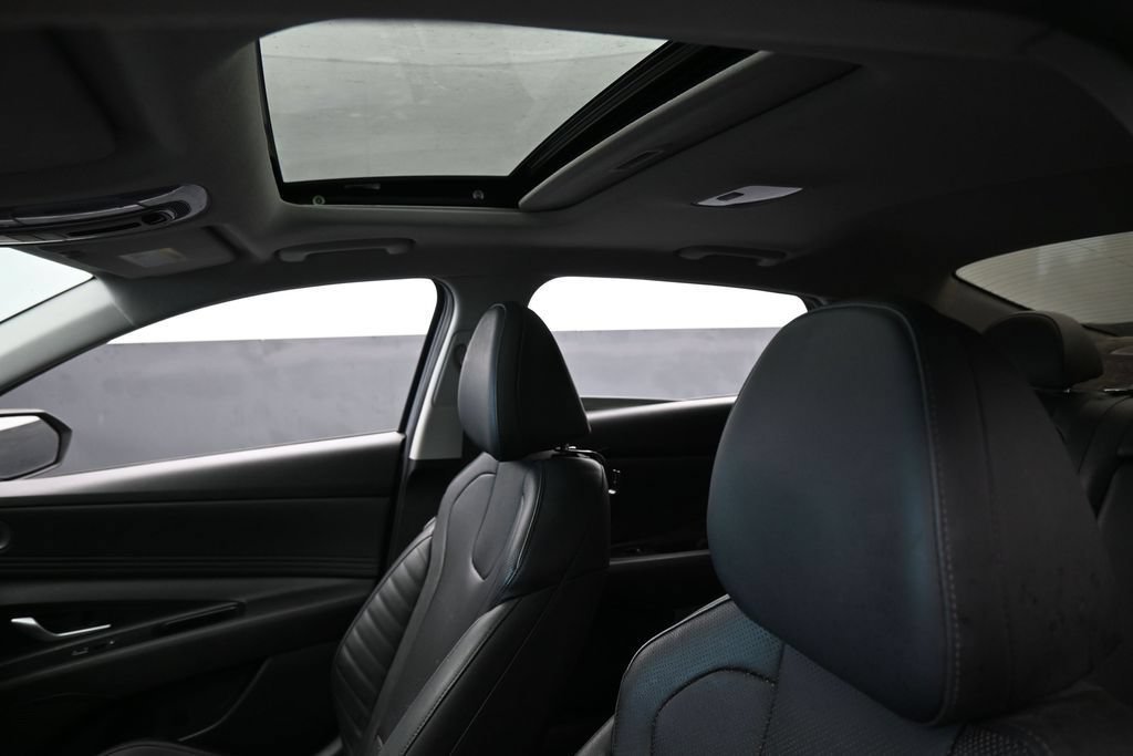 Used 2022 Hyundai Elantra Limited FWD image 11
