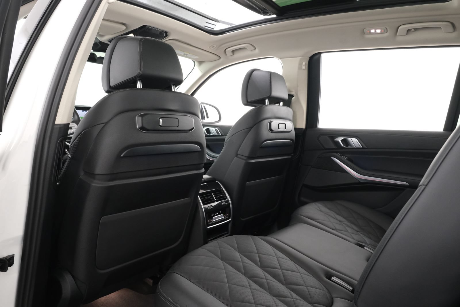 Used 2024 BMW X7 xDrive40i w/ Premium Package AWD/4WD image 33