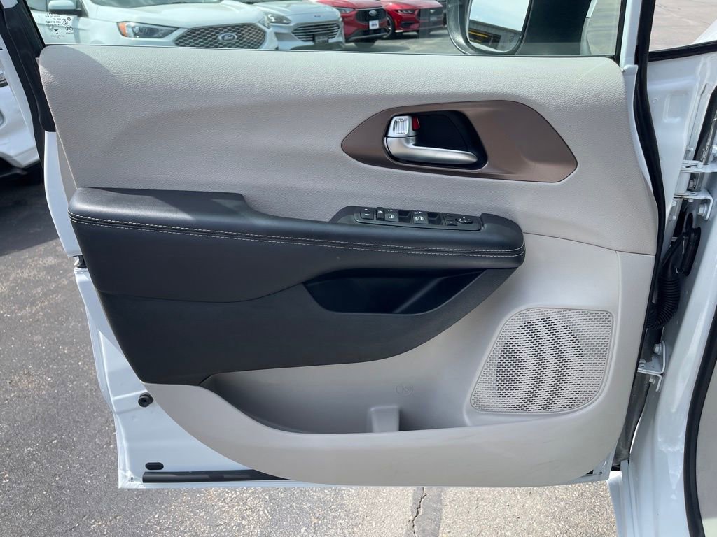 Used 2023 Chrysler Voyager LX image 15