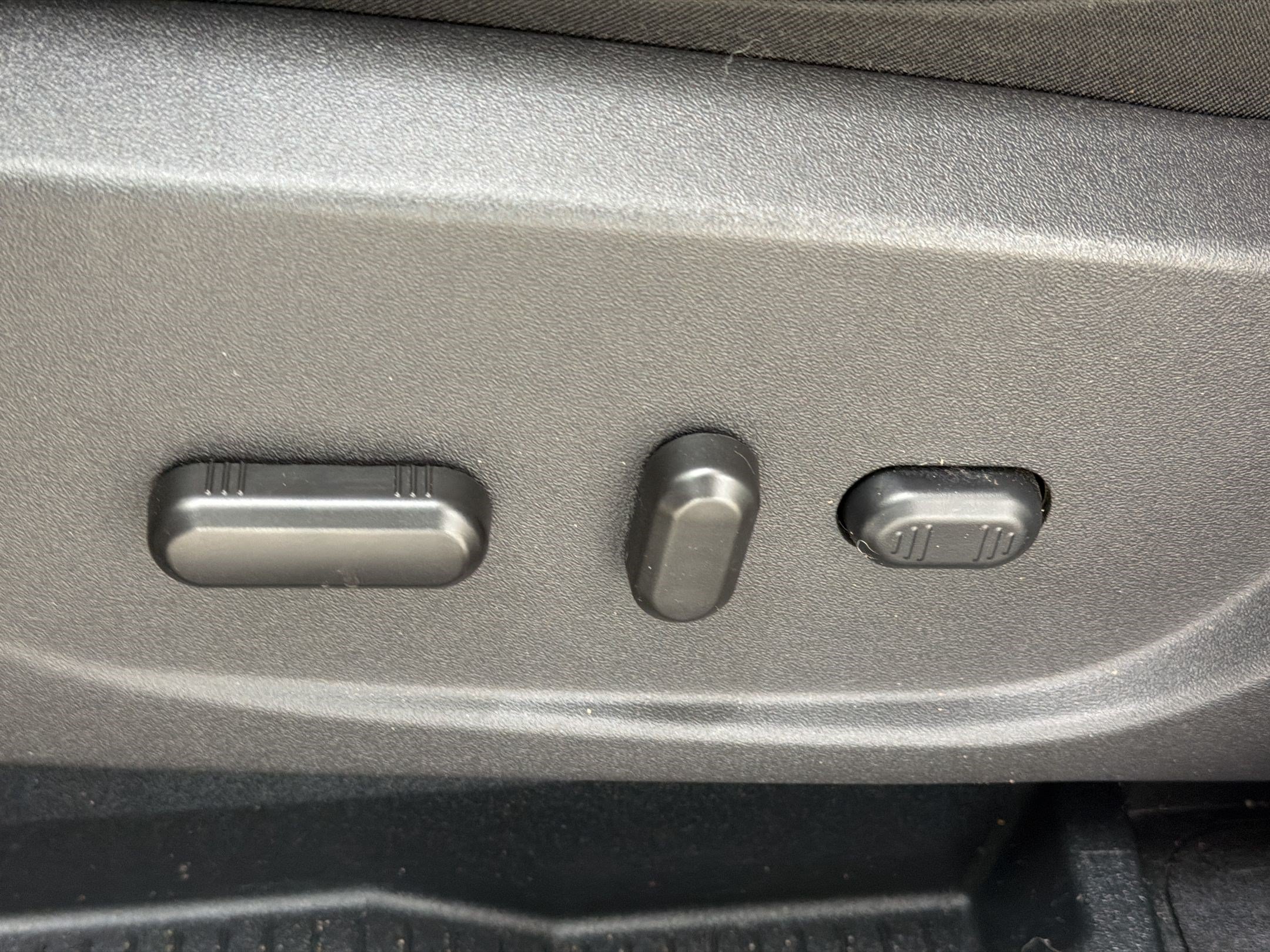 Used 2018 Ford Escape Titanium w/ Ford Safe & Smart Package FWD image 16
