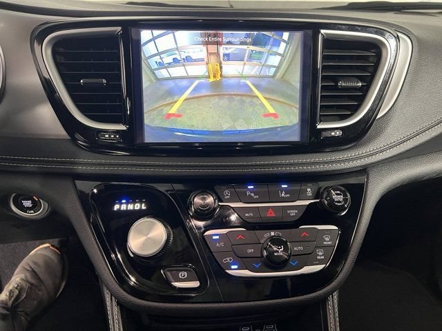 Certified 2025 Chrysler Pacifica Limited FWD image 20
