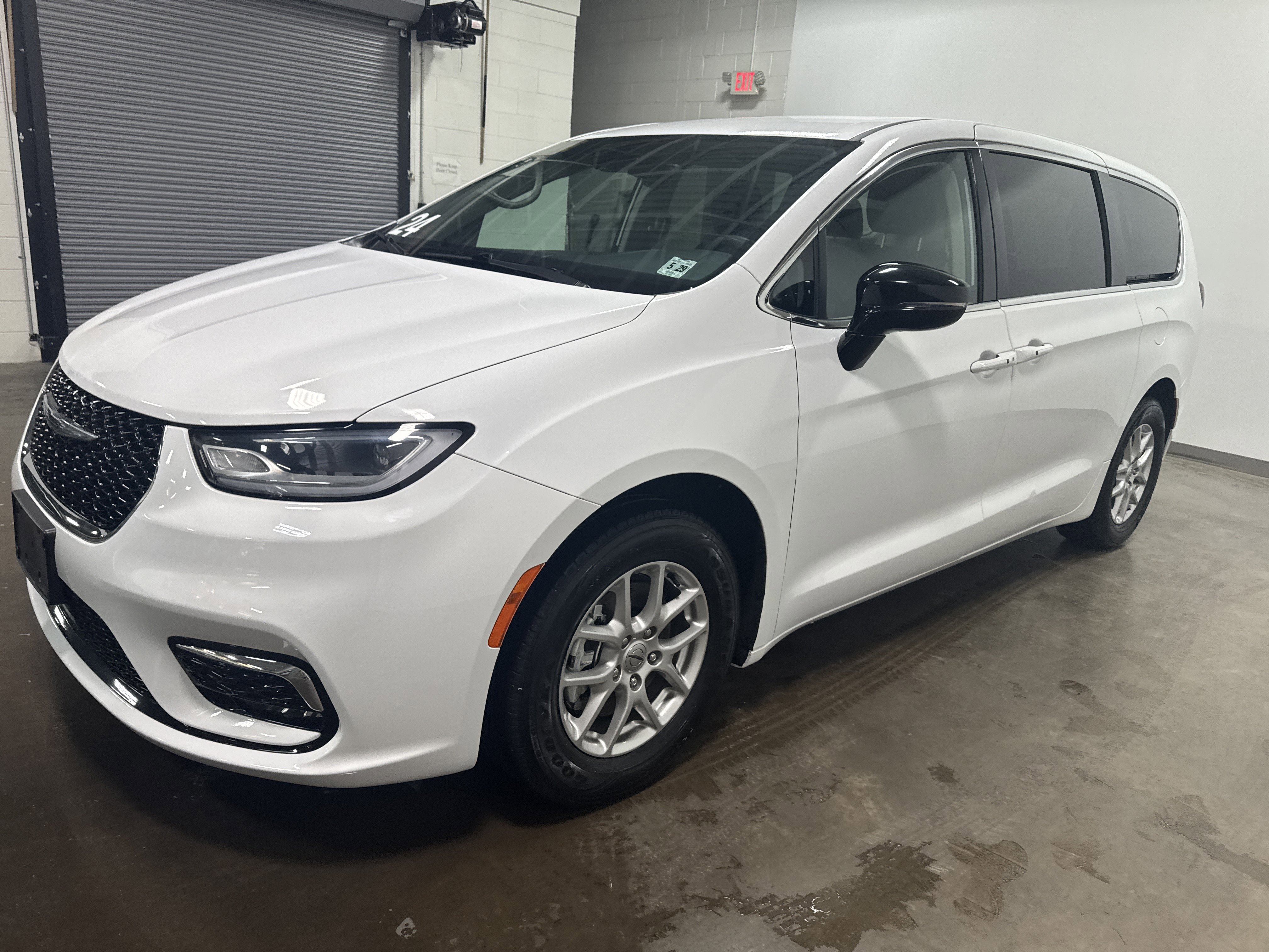Used 2024 Chrysler Pacifica Touring-L image 6