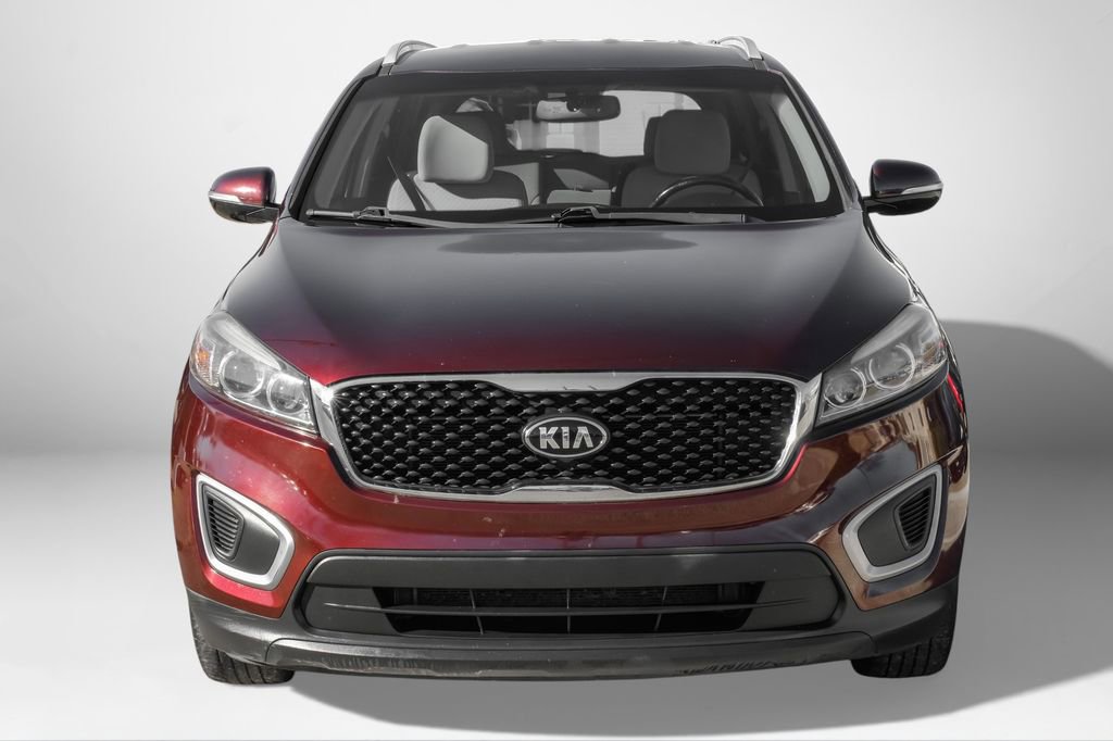 Used 2017 Kia Sorento LX w/ LX Convenience Package image 3
