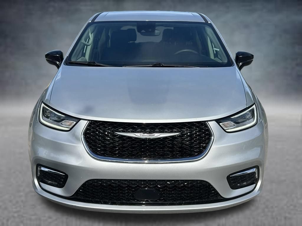 Used 2024 Chrysler Pacifica Touring-L FWD image 2