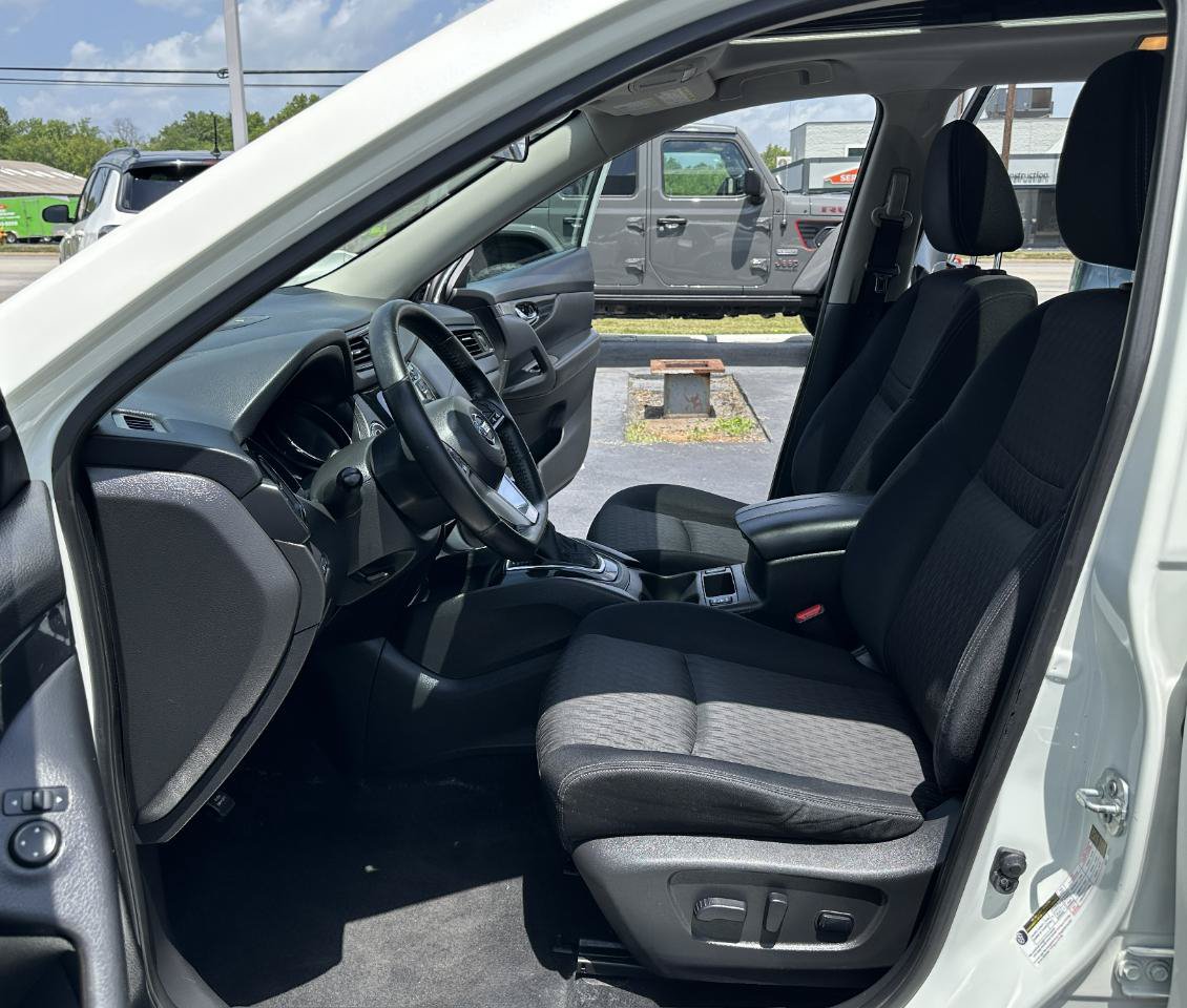 Used 2017 Nissan Rogue SV AWD/4WD image 26