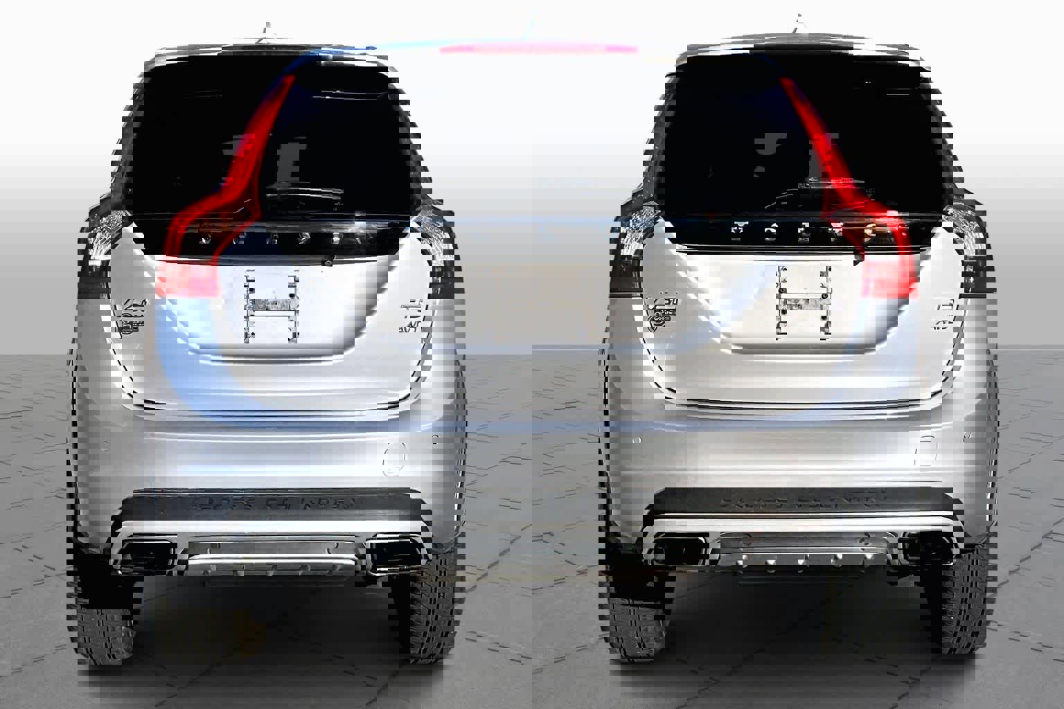 Used 2017 Volvo V60 T5 Cross Country w/ Convenience Package image 4