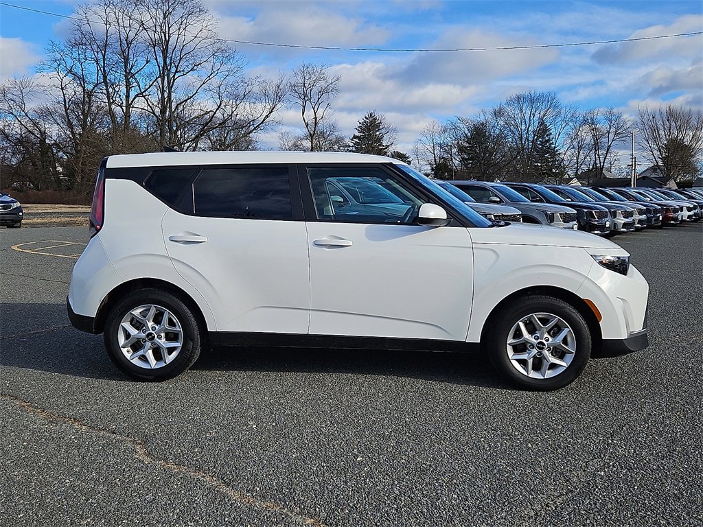 Certified 2025 Kia Soul LX w/ LX Technology Package image 8