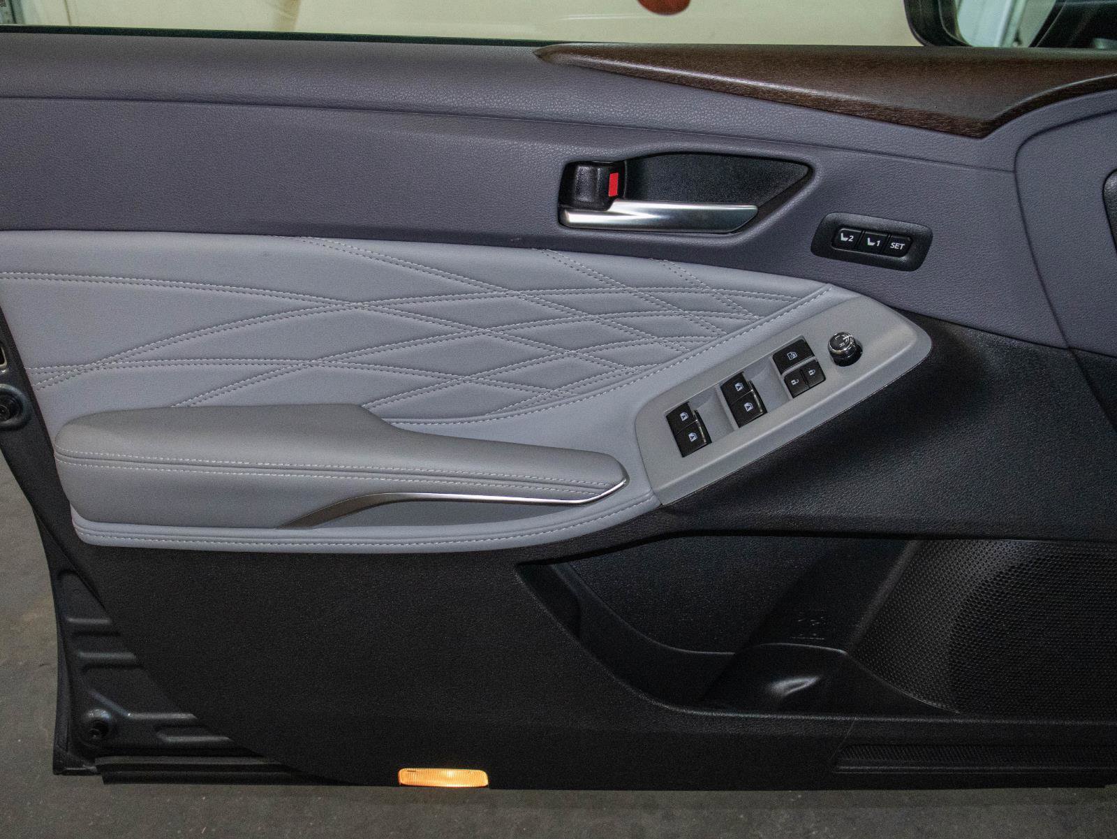 Used 2019 Toyota Avalon Limited image 11