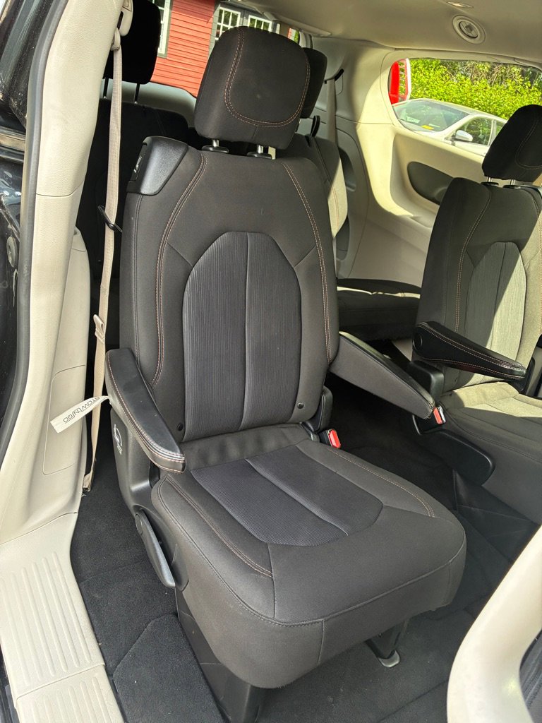 Used 2020 Chrysler Pacifica Touring FWD image 29