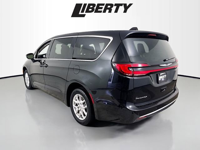 Used 2023 Chrysler Pacifica Touring-L image 5