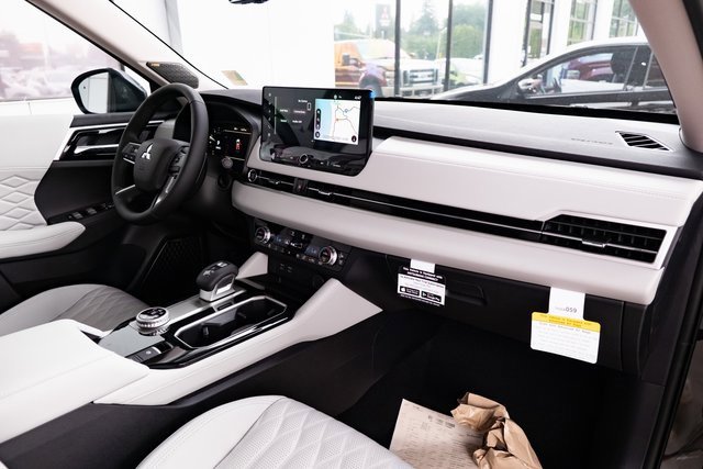 New 2025 Mitsubishi Outlander AWD image 32