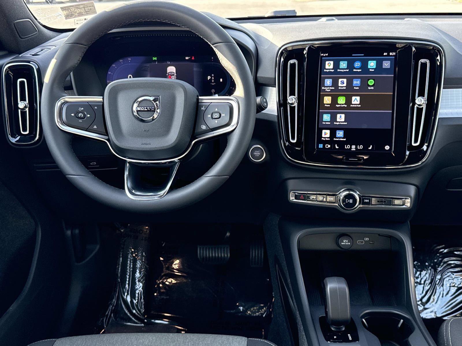 Used 2024 Volvo XC40 B5 Core image 2