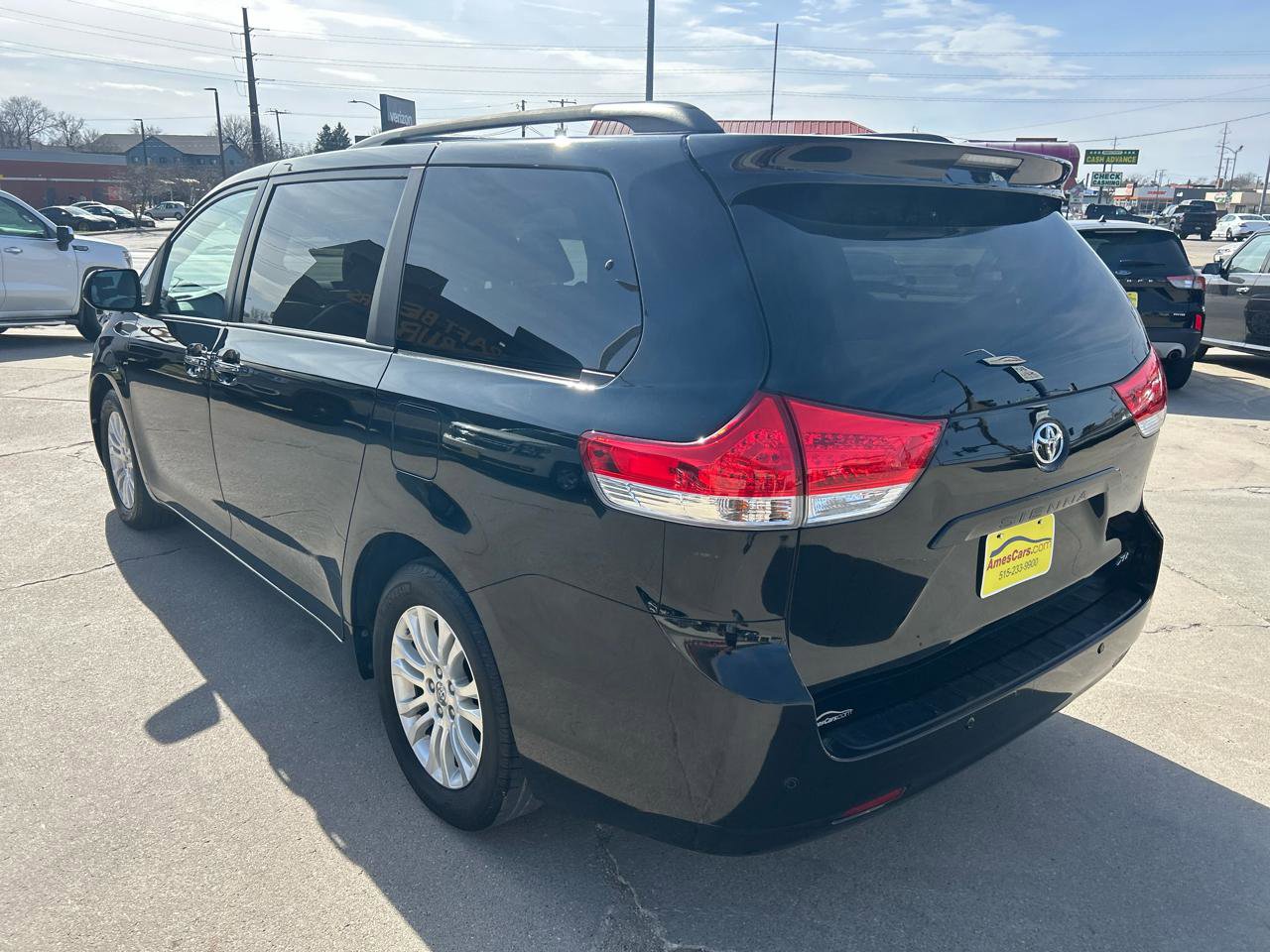 Used 2014 Toyota Sienna XLE w/ Entertainment Package FWD image 5