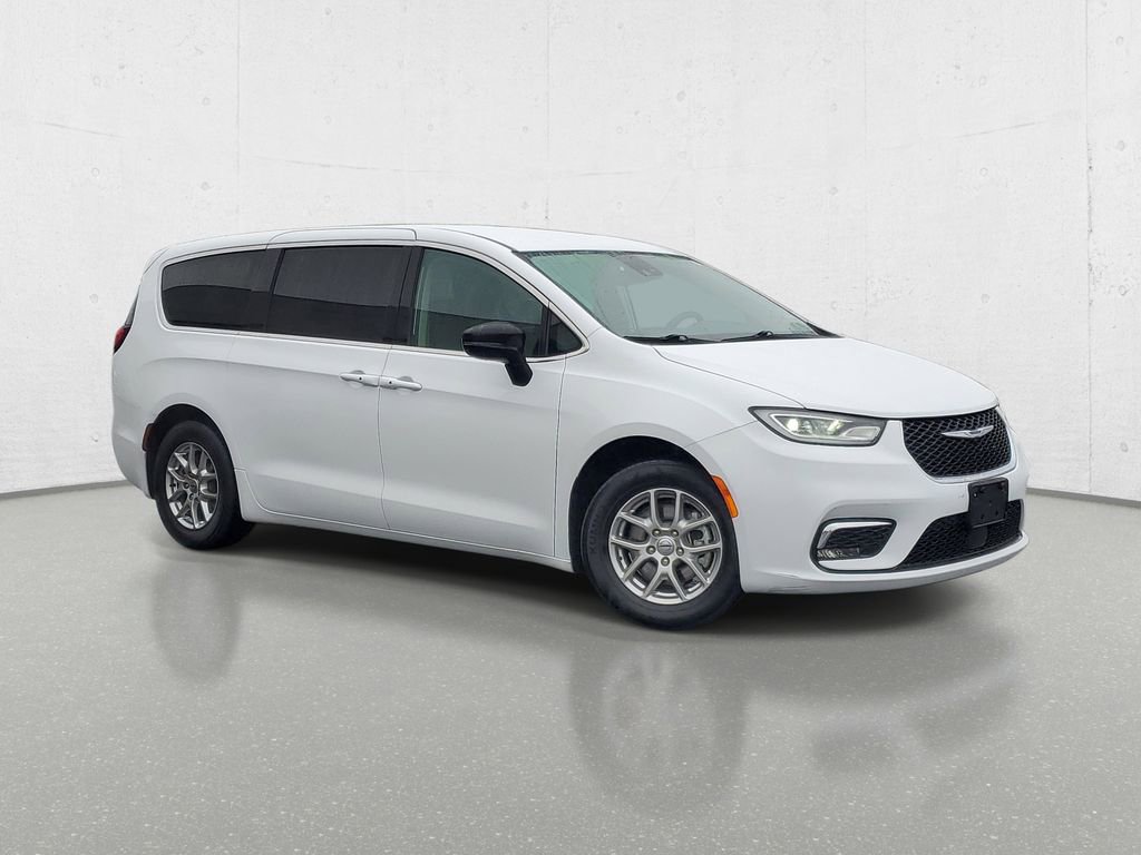 Used 2024 Chrysler Pacifica Touring-L image 2