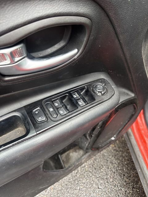 Used 2020 Jeep Renegade Altitude w/ UConnect 8.4 Nav Group FWD image 13