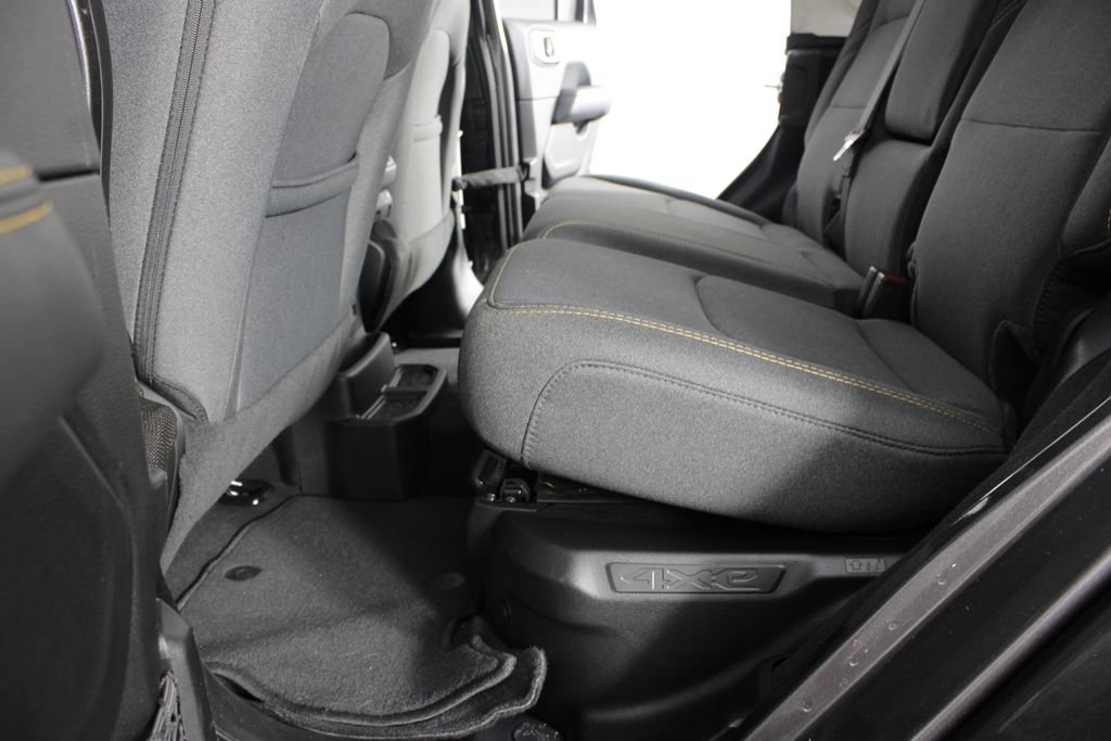 Used 2025 Jeep Wrangler Unlimited Sahara AWD/4WD image 16