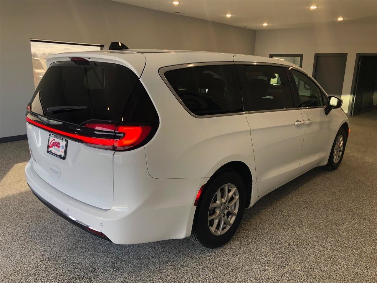 Used 2023 Chrysler Pacifica Touring-L FWD image 3