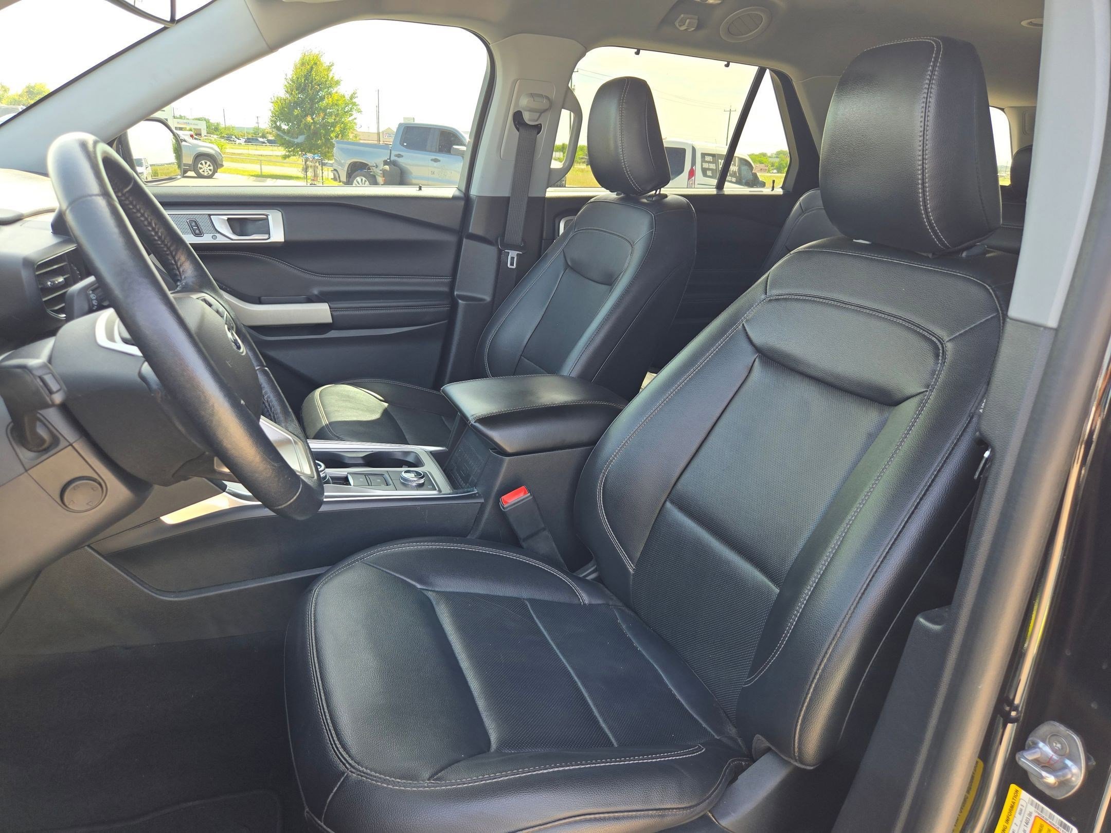 Used 2022 Ford Explorer Limited w/ Equipment Group 301A AWD/4WD image 10