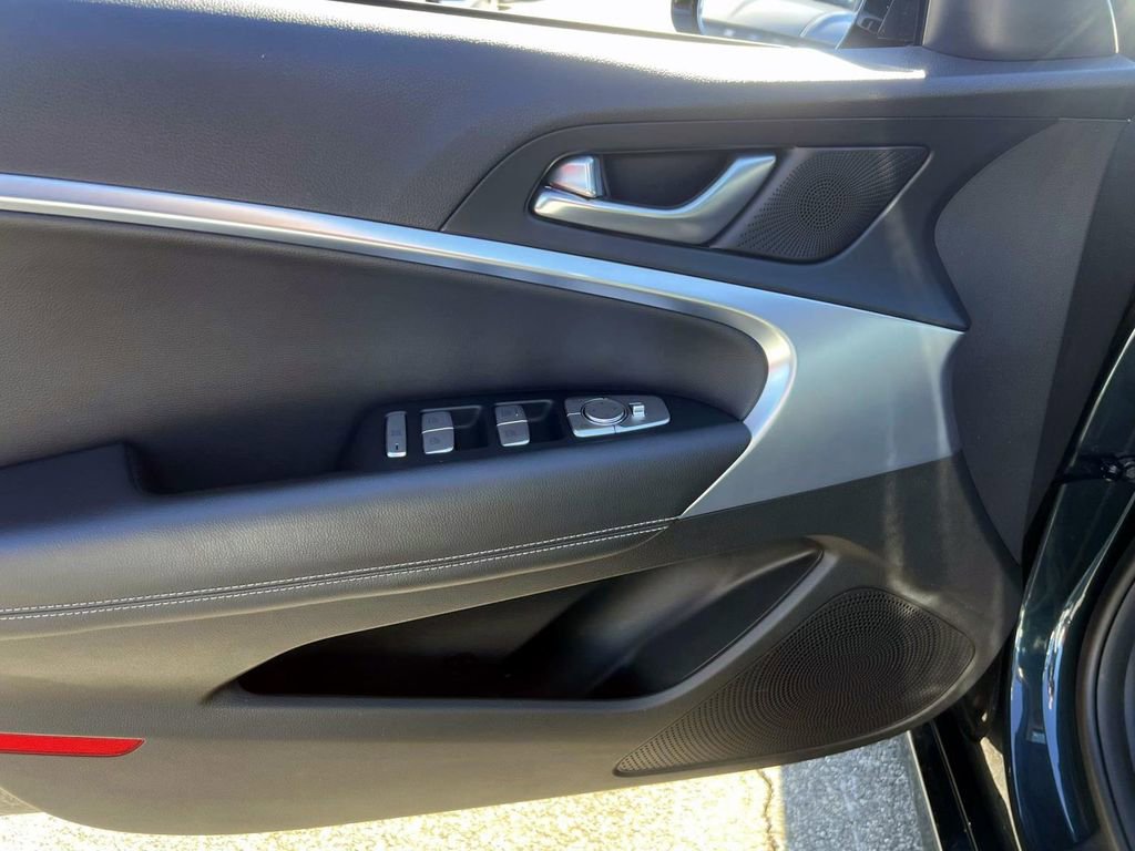 Used 2023 Genesis G70 2.0T image 16