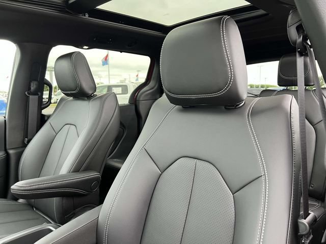 New 2025 Chrysler Pacifica Select AWD/4WD image 24