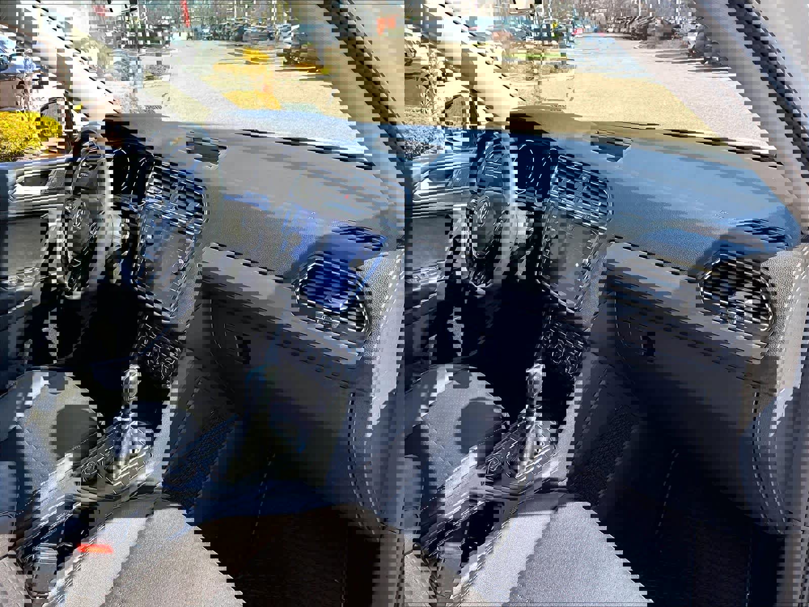 Used 2020 Volkswagen Tiguan SE AWD/4WD image 14