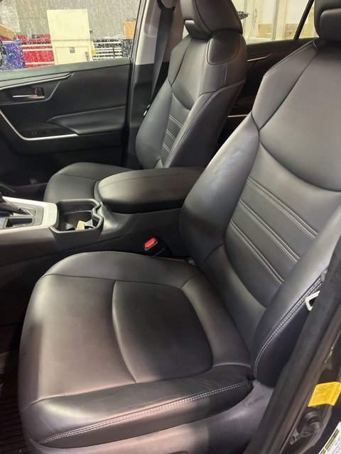 Used 2021 Toyota RAV4 XLE Premium image 12