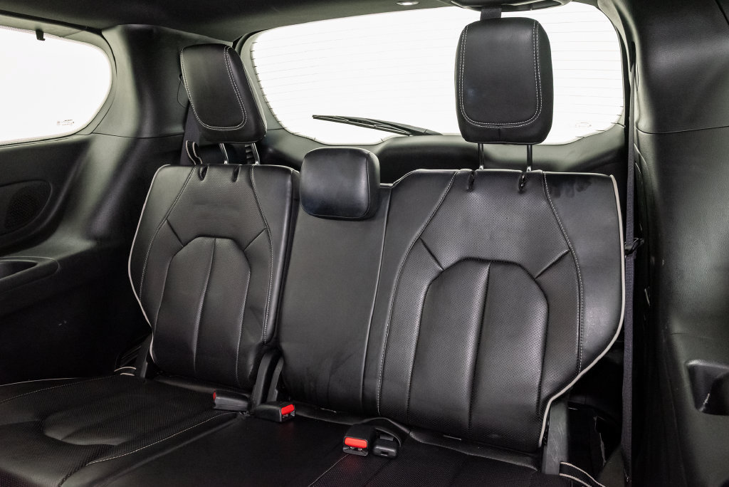 Used 2022 Chrysler Pacifica Limited w/ Uconnect Theater Family Group FWD image 31