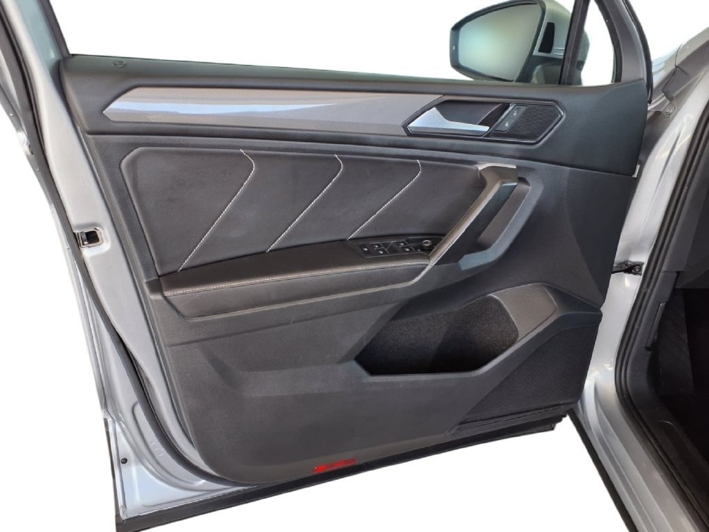 Used 2023 Volkswagen Tiguan SE w/ Panoramic Sunroof Package FWD image 19