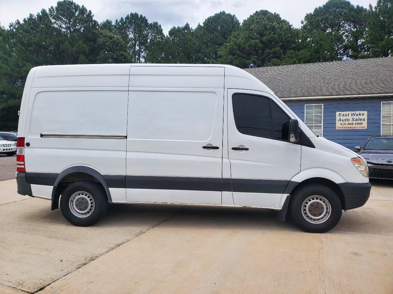 Used 2012 Freightliner Sprinter 2500 RWD image 4