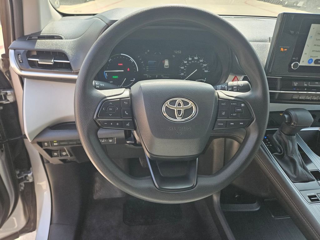 Used 2025 Toyota Sienna LE image 17