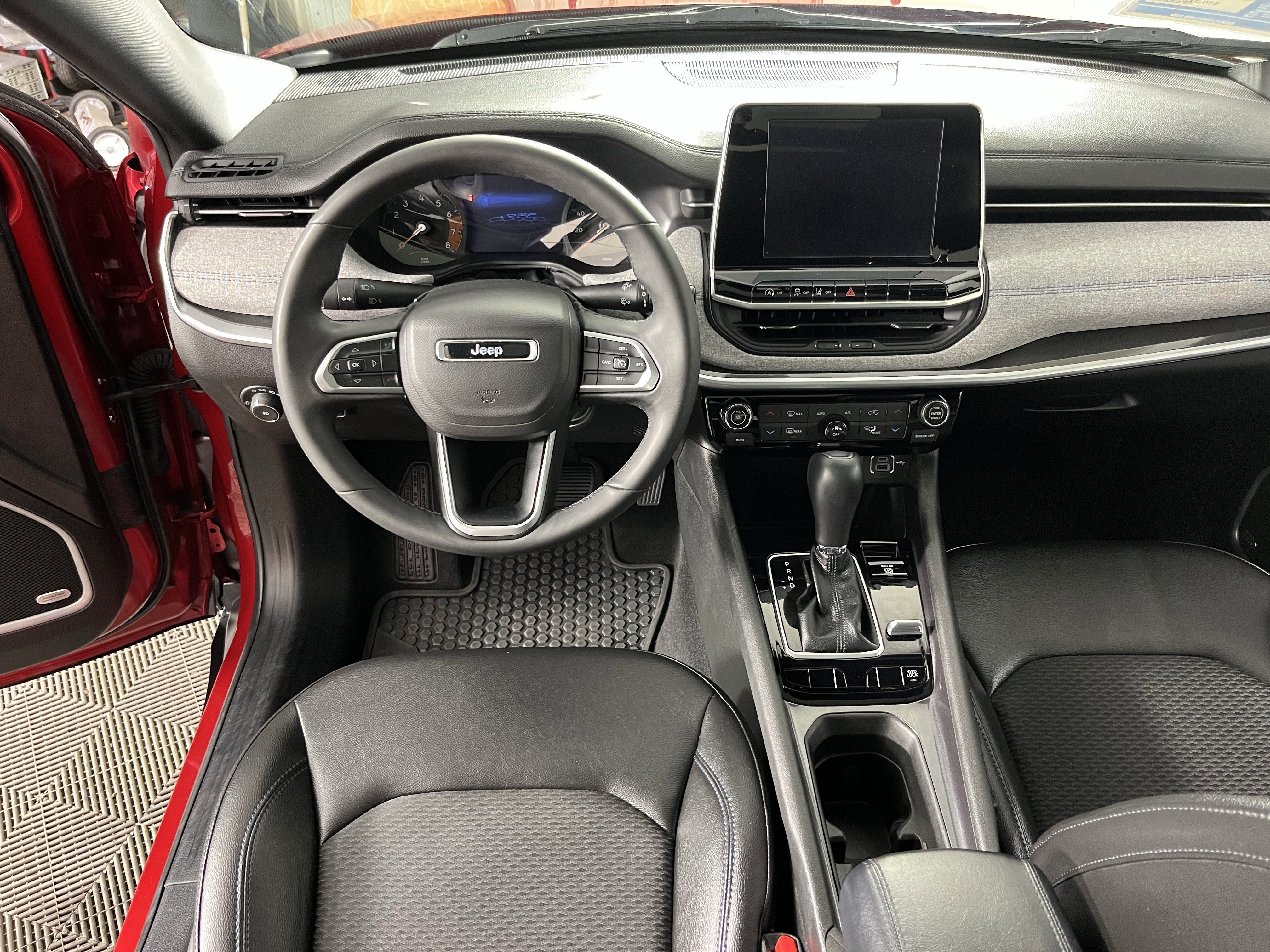 Used 2025 Jeep Compass Latitude w/ Sun & Sound Group image 10