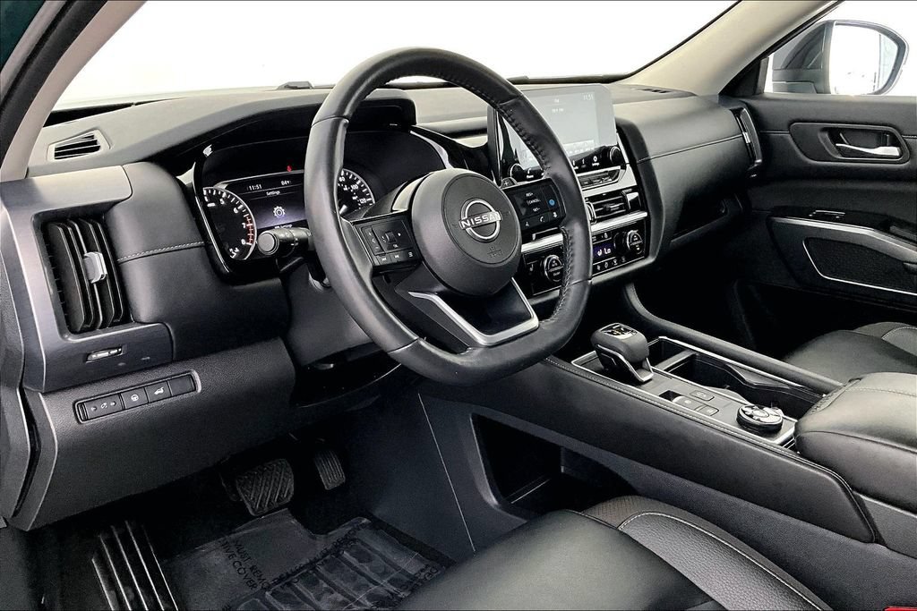 Used 2024 Nissan Pathfinder SL w/ Black Appearance Package AWD/4WD image 17