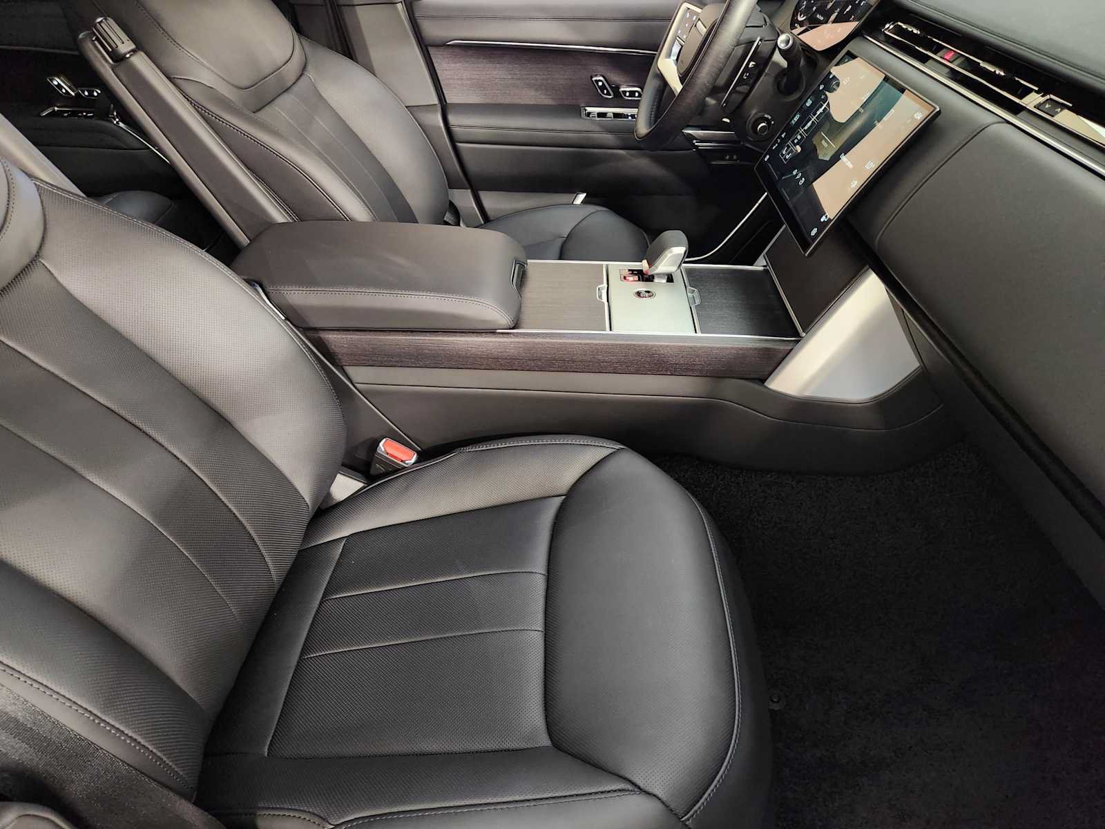 New 2026 Land Rover Range Rover Long Wheelbase SE AWD/4WD image 3